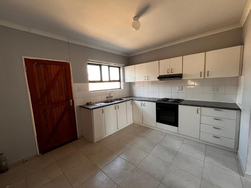 For Sale: 3 -Bedroom House In Outapi - Photo 2