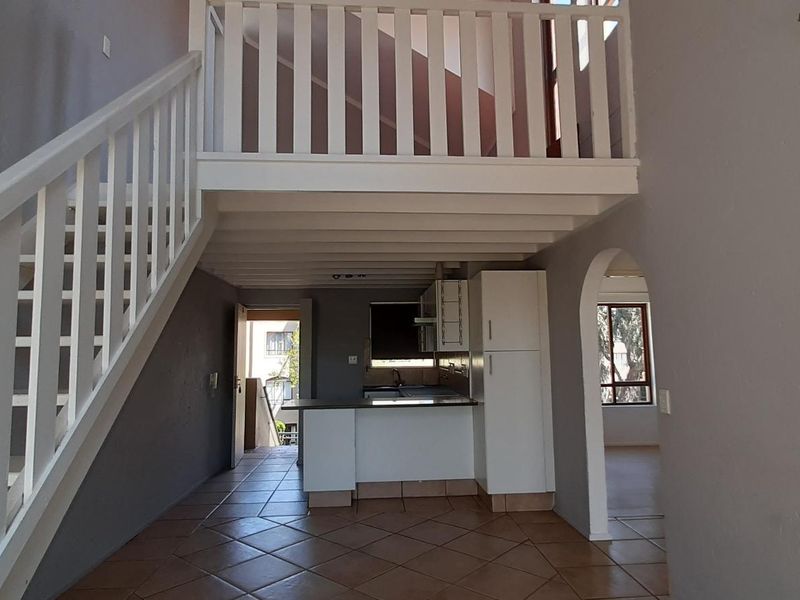 Spacious 2 bed, 1 bath loft apartment available in Lonehill - Photo 2