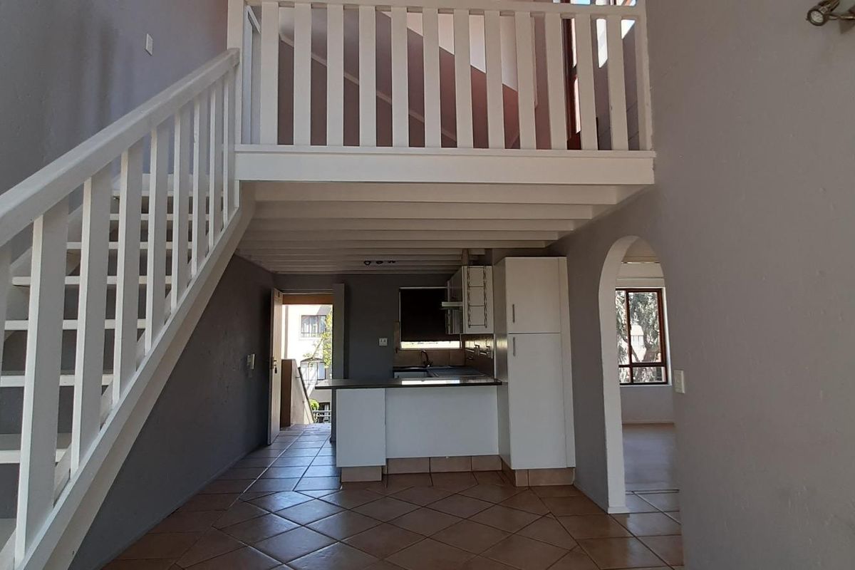 Spacious 2 bed, 1 bath loft apartment available in Lonehill - Photo 2