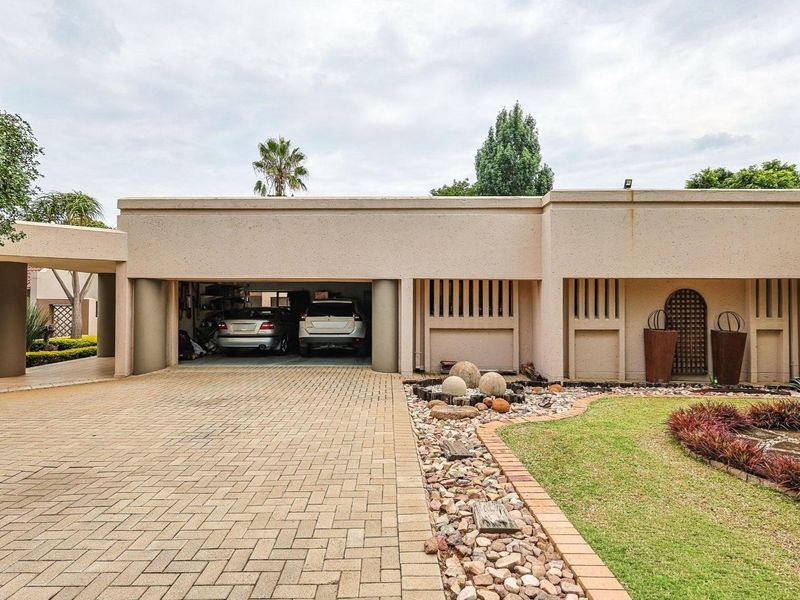 Old Classic | 3 Bed, 3.5 Bath | 1000sqm Estate - Photo 3