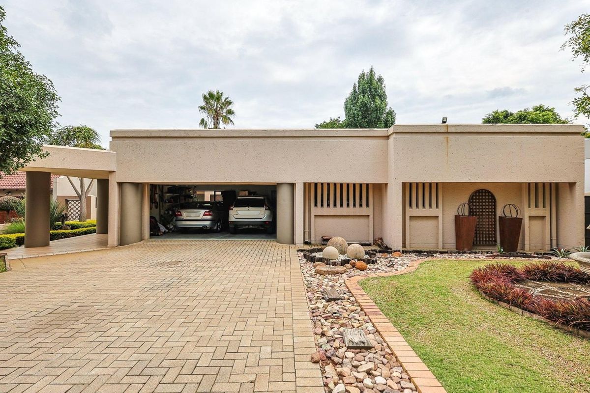 Old Classic | 3 Bed, 3.5 Bath | 1000sqm Estate - Photo 3