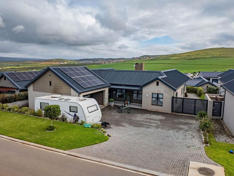 Hartland estate entertainers dream home - Photo 2