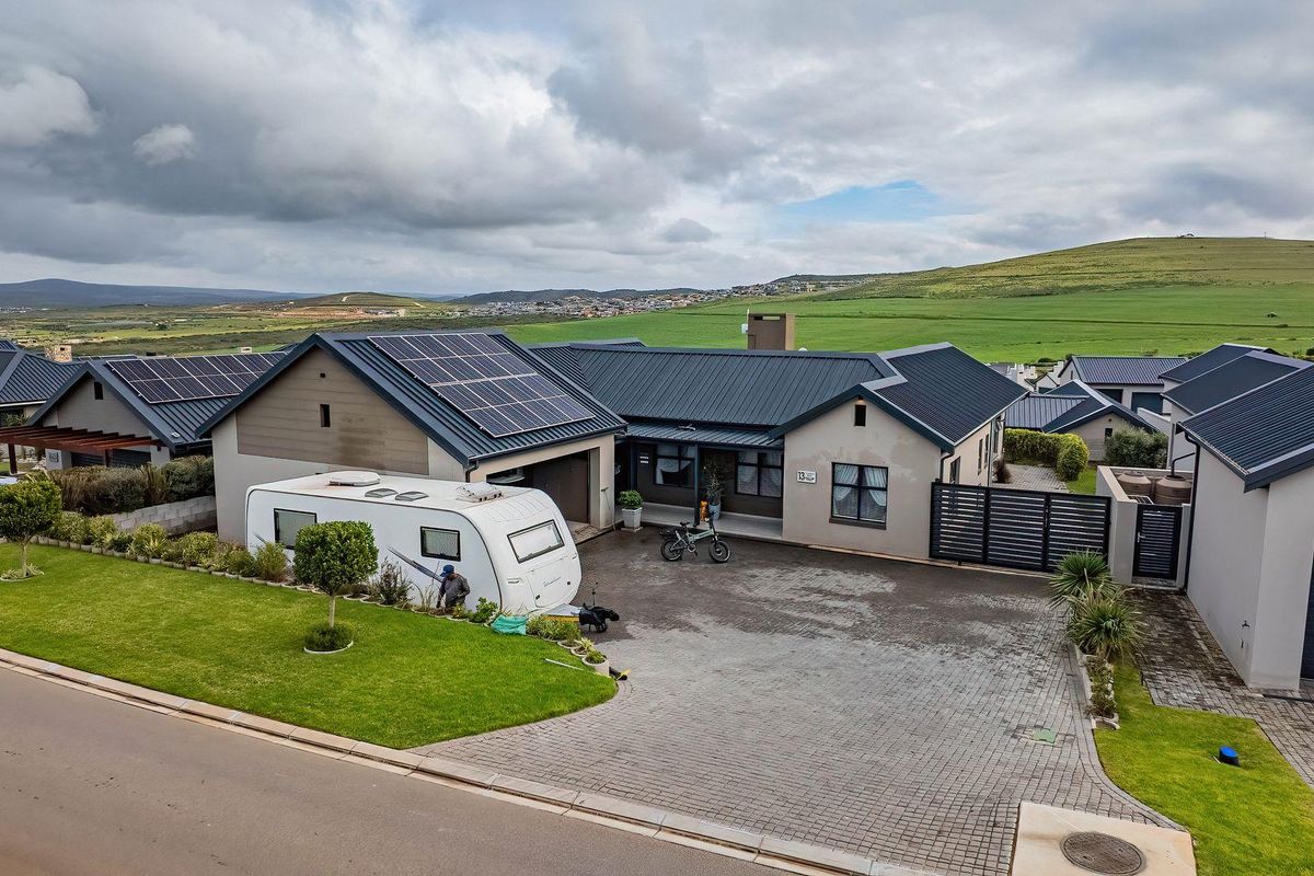 Hartland estate entertainers dream home - Photo 2
