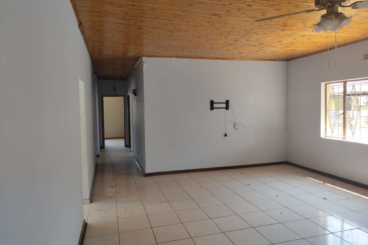 Unique opportunity in Lennoxton, Newcastle - Photo 2