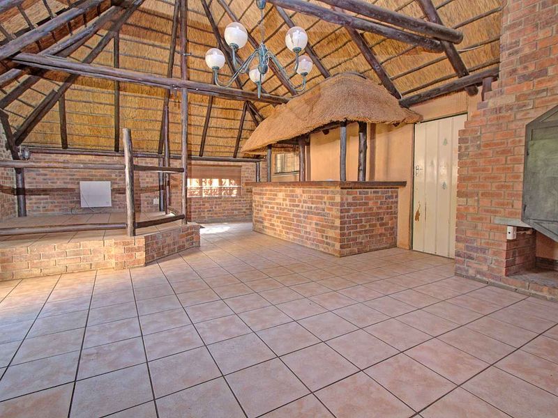 Spacious Family Oasis with Renovated Pool & Solar Power! - Photo 4