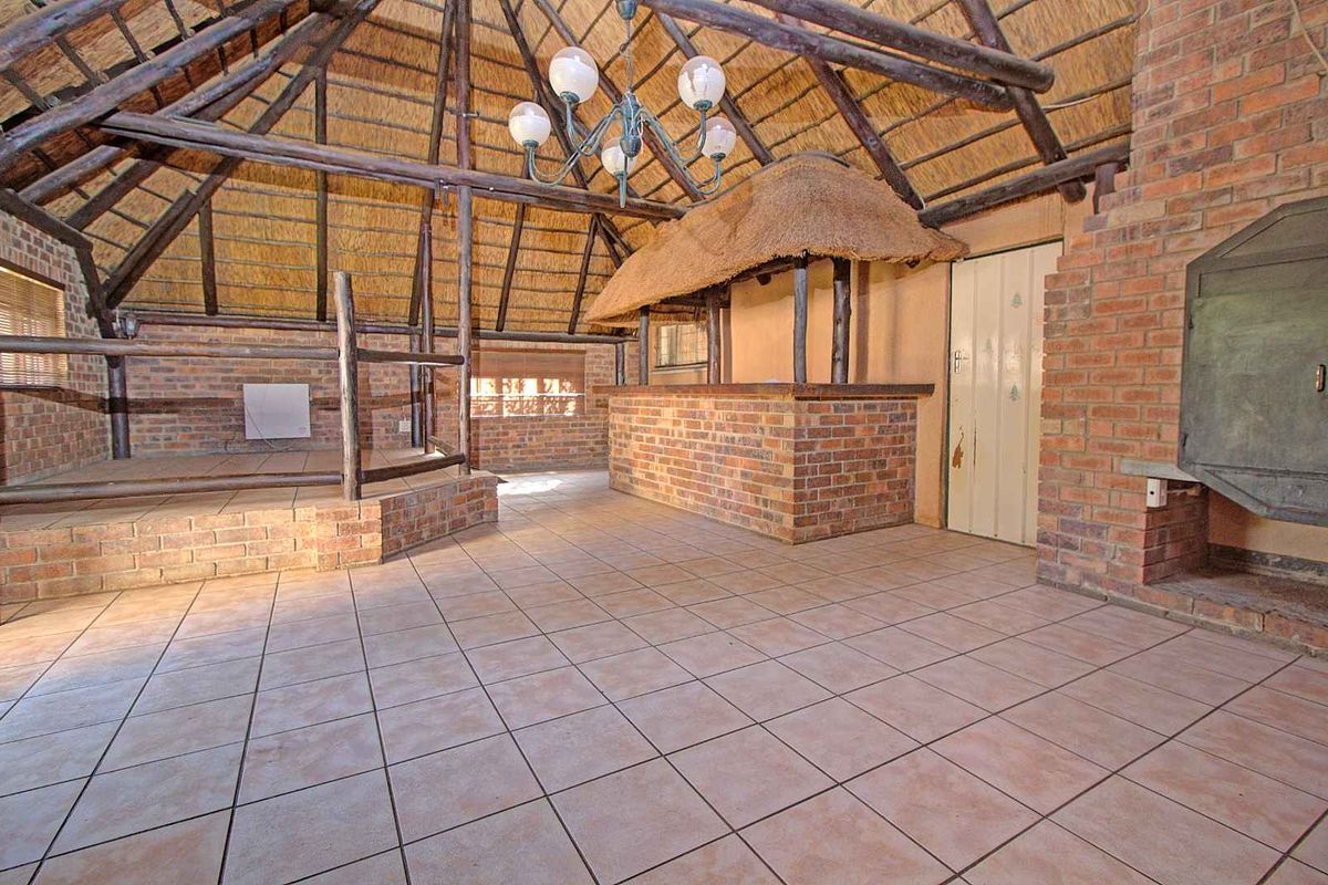 Spacious Family Oasis with Renovated Pool & Solar Power! - Photo 4