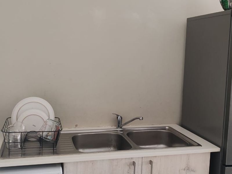 Charming and Well-Maintained Apartment in Midrand, Grand Central - Photo 4