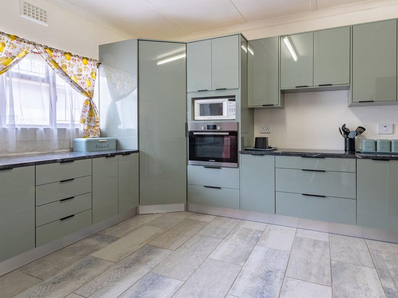 A Classic Parow Treasure, Freshly Updated for Modern Families - Photo 10