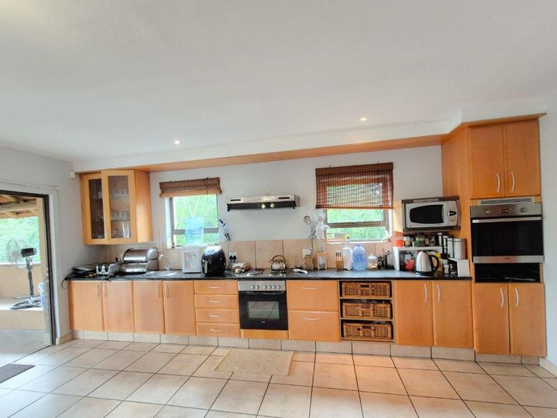 Property for Sale: Stunning 6-Bedroom House in Boschenvaal Eco Estate - Photo 9