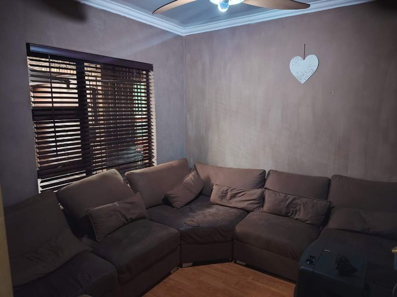 Stunning 4-Bedroom Townhouse in Secure Complex – Benoni Town - Photo 7