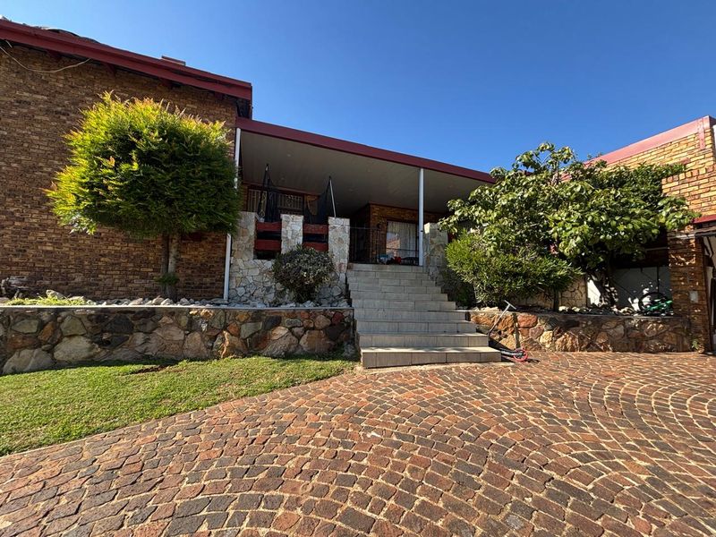 4 Bedroom House for sale in Oakdene - Photo 2