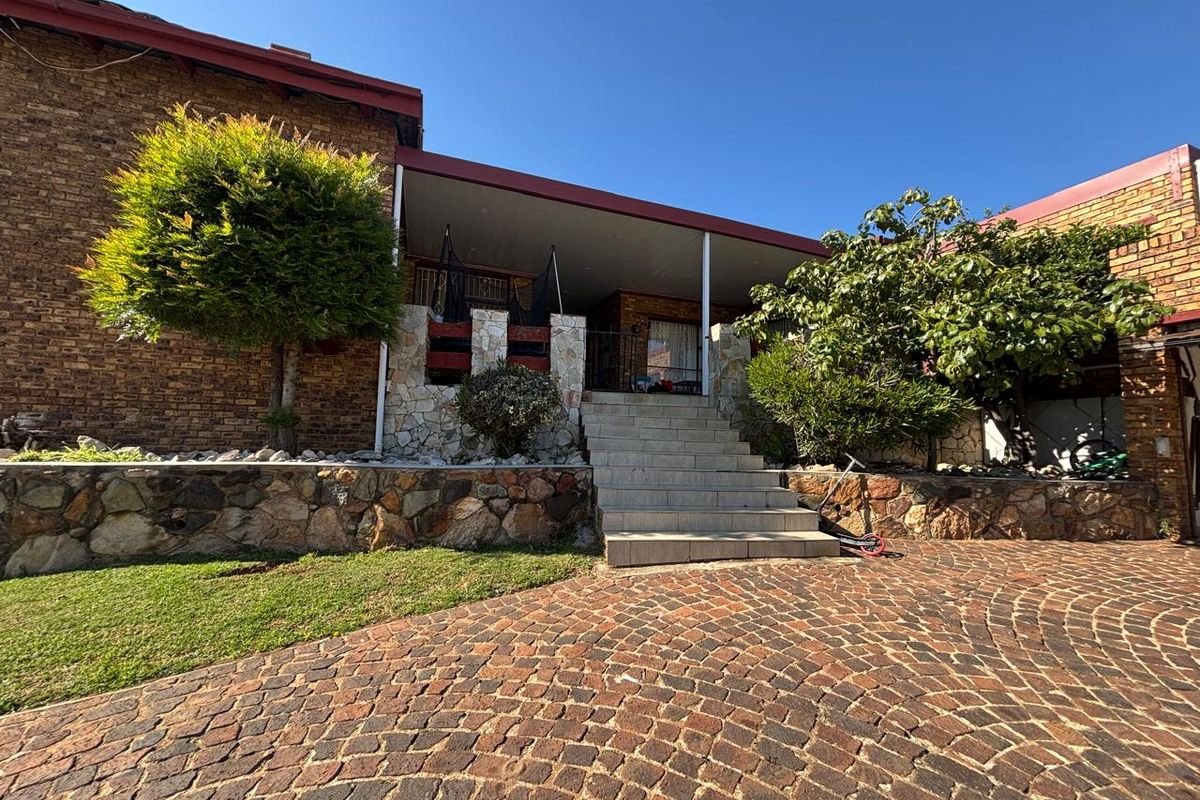 4 Bedroom House for sale in Oakdene - Photo 2