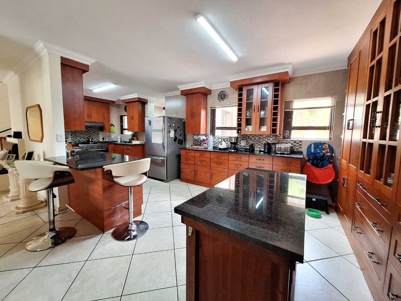 Magnificent 4 Bedroom Mansion for Sale in the popular The Wilds Security Estate! The Entertainers Dream! - Photo 5