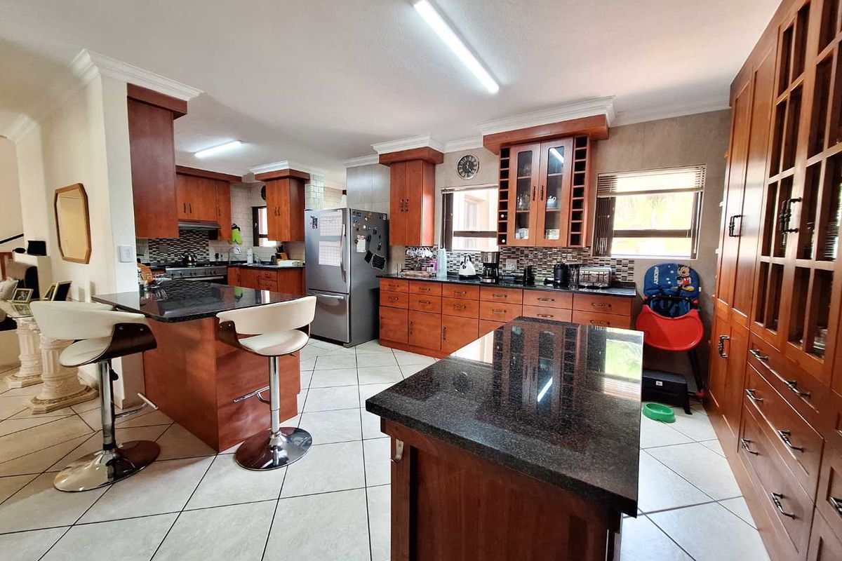 Magnificent 4 Bedroom Mansion for Sale in the popular The Wilds Security Estate! The Entertainers Dream! - Photo 5