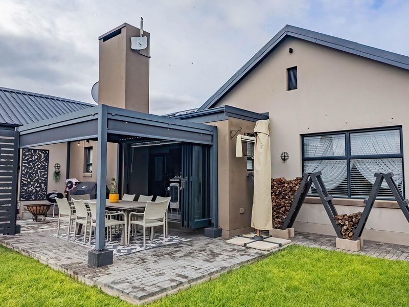 Hartland estate entertainers dream home - Photo 1