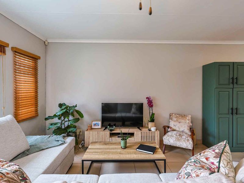 Modern, Spacious 3 Bedroom – Secure Living with a View - Photo 8