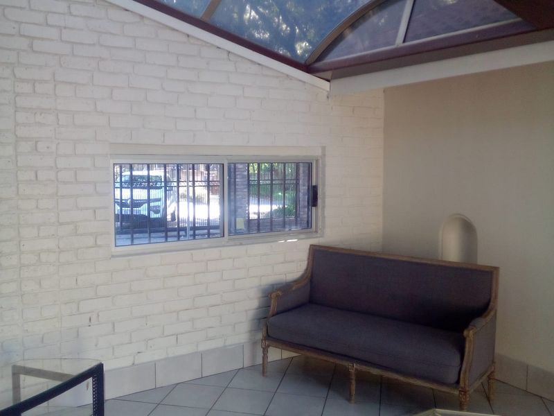 Light, bright family home on corner stand - Photo 2