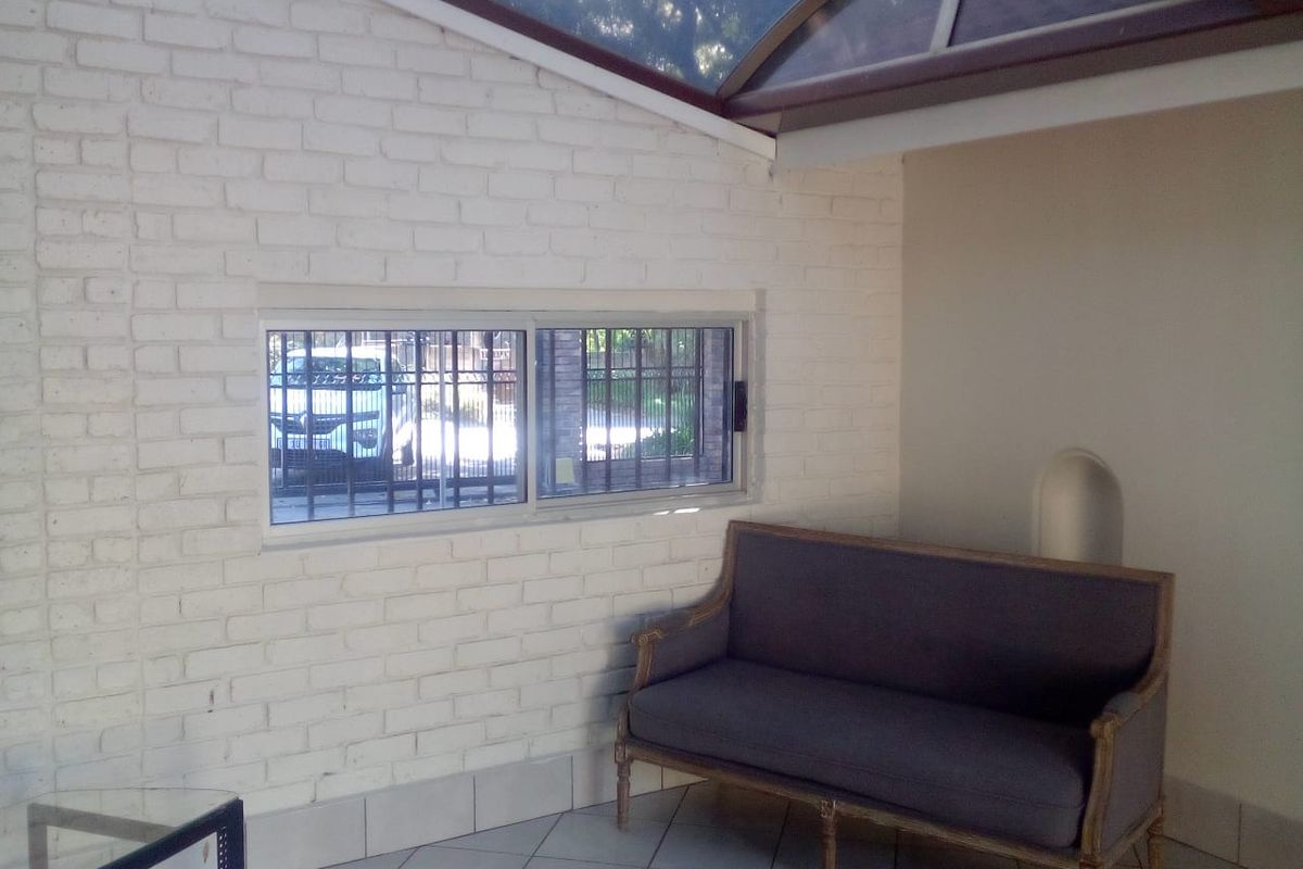 Light, bright family home on corner stand - Photo 2
