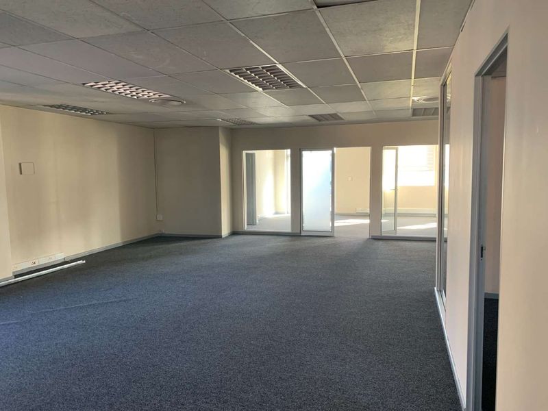 Bustling Location, Ideal for Business Operations - Photo 4