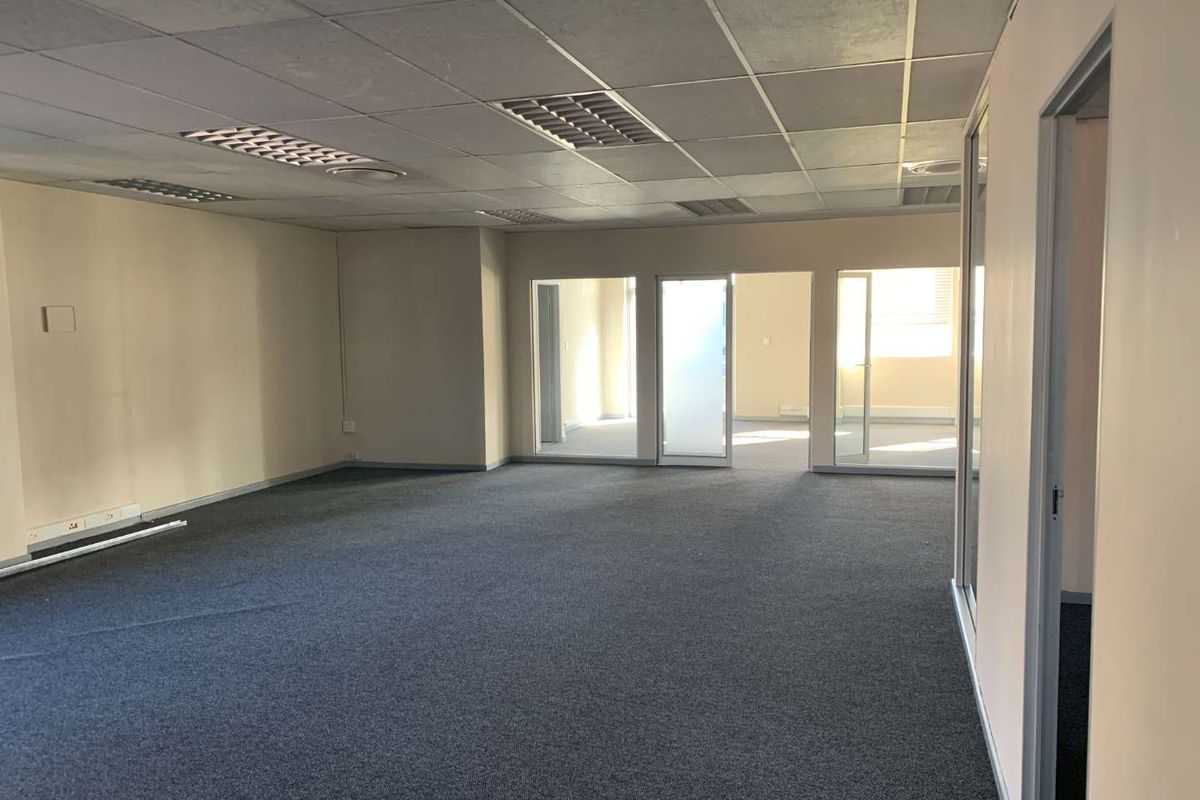 Bustling Location, Ideal for Business Operations - Photo 4