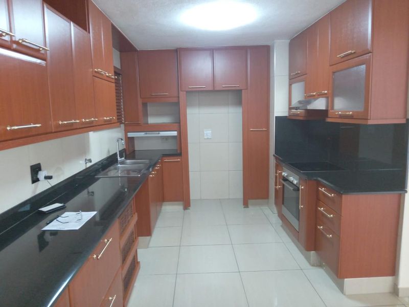 3 Bedroom townhouse with manned security, 2 garages and 1 parking for sale - Photo 7