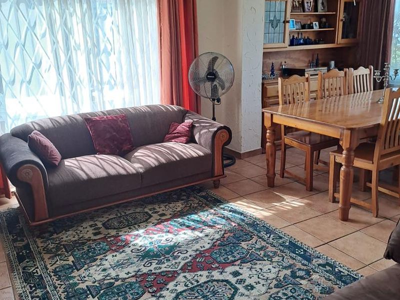 Charming Family Home with Income-Generating Cottage on a Generous Stand - Photo 5