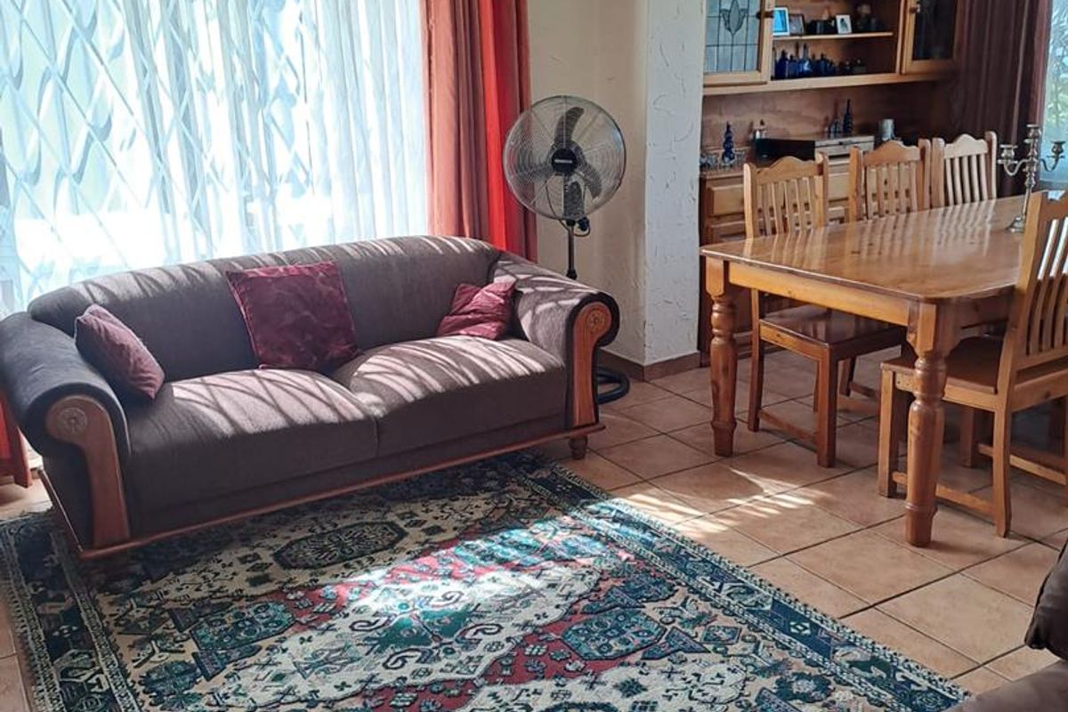 Charming Family Home with Income-Generating Cottage on a Generous Stand - Photo 5