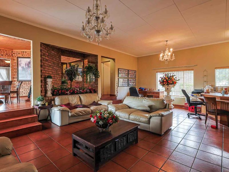 **Exquisite Scale & Panoramic Views: A Masterpiece in Moreleta Park** - Photo 3