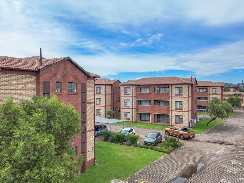 Modern 2-Bedroom @ Bathroom Apartment in Established Face Brick Complex - Photo 4