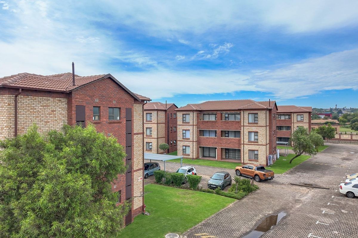 Modern 2-Bedroom @ Bathroom Apartment in Established Face Brick Complex - Photo 4