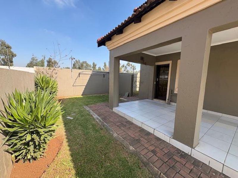 Modern Double-Storey Townhouse In Secure Estate- Brakpan North - Photo 3