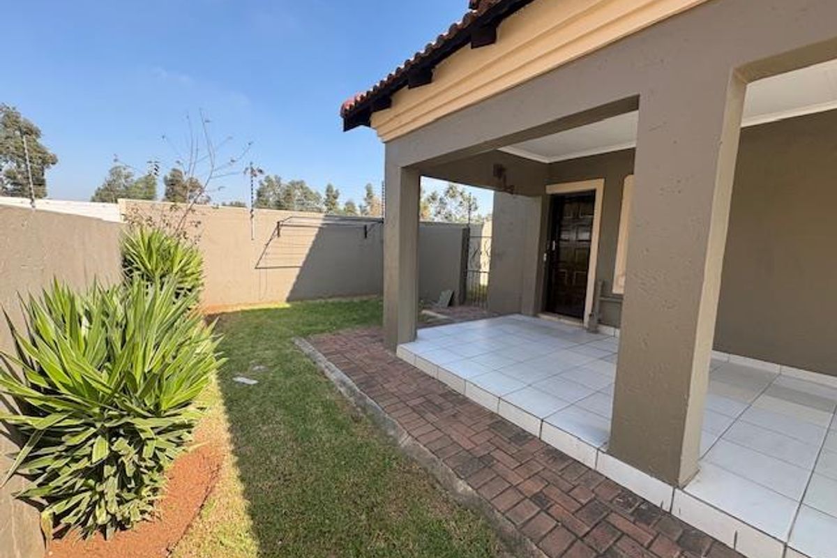 Modern Double-Storey Townhouse In Secure Estate- Brakpan North - Photo 3