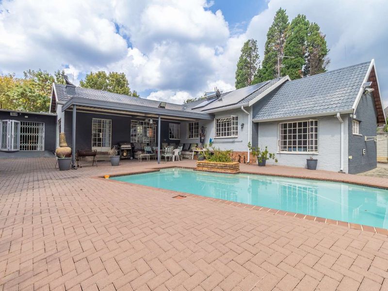 "Eco-Friendly Elegance:  Solar Panels, Inverter and more" - Photo 3