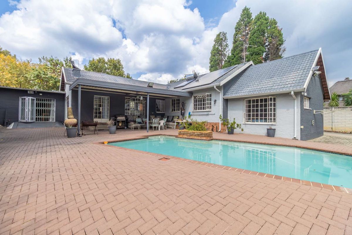 "Eco-Friendly Elegance:  Solar Panels, Inverter and more" - Photo 3