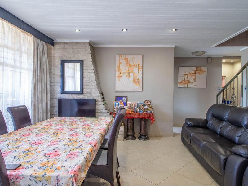 Beautiful Double-Storey 5 Bedroom Home - Photo 7