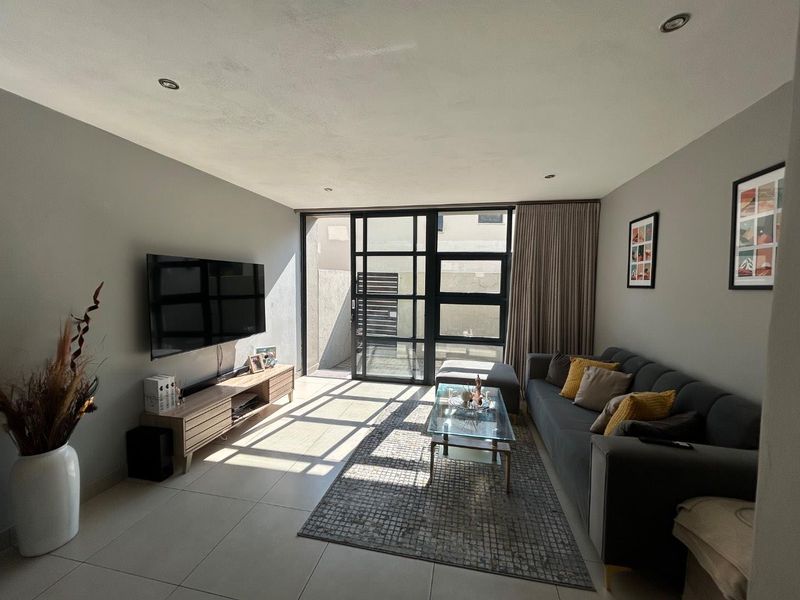 Spacious 2-Bed Townhouse in Die Wilgers – Modern & Bright! - Photo 2