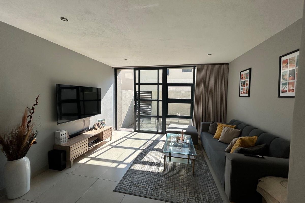 Spacious 2-Bed Townhouse in Die Wilgers – Modern & Bright! - Photo 2