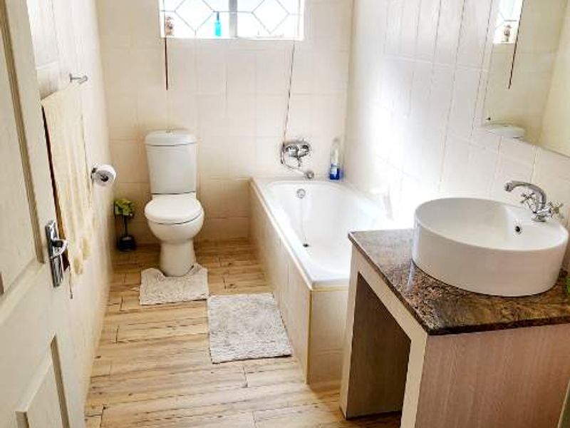 This charming semi-attached house can be yours! - Photo 5