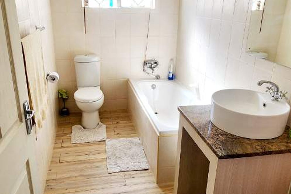 This charming semi-attached house can be yours! - Photo 5