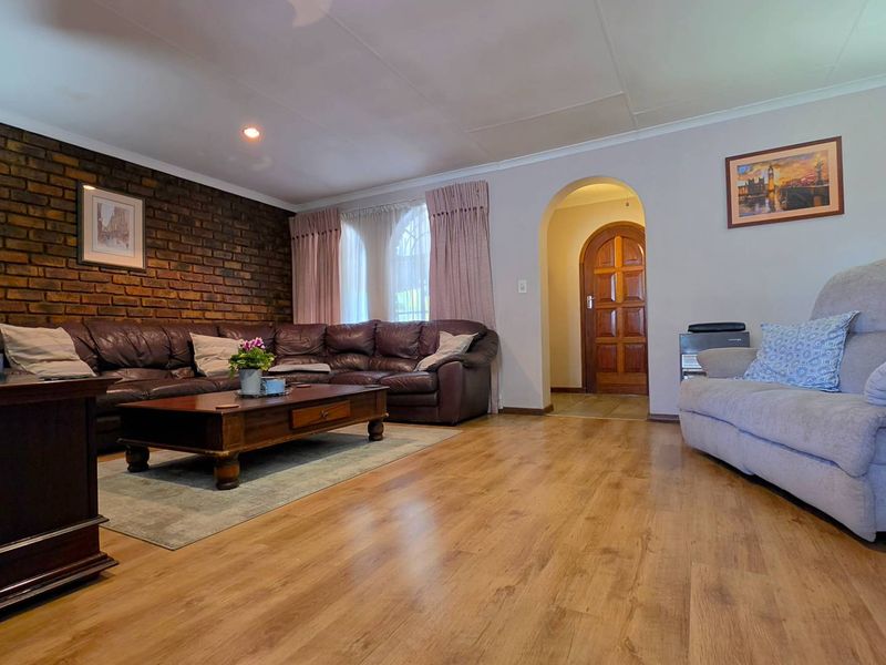 4 Bedroom House For Sale in Glenvista - Photo 7
