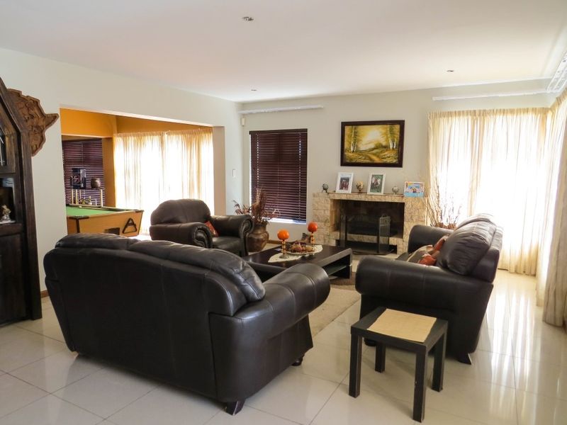 SPACIOUS 4 BEDROOM HOME SWAKOPMUND - Photo 3