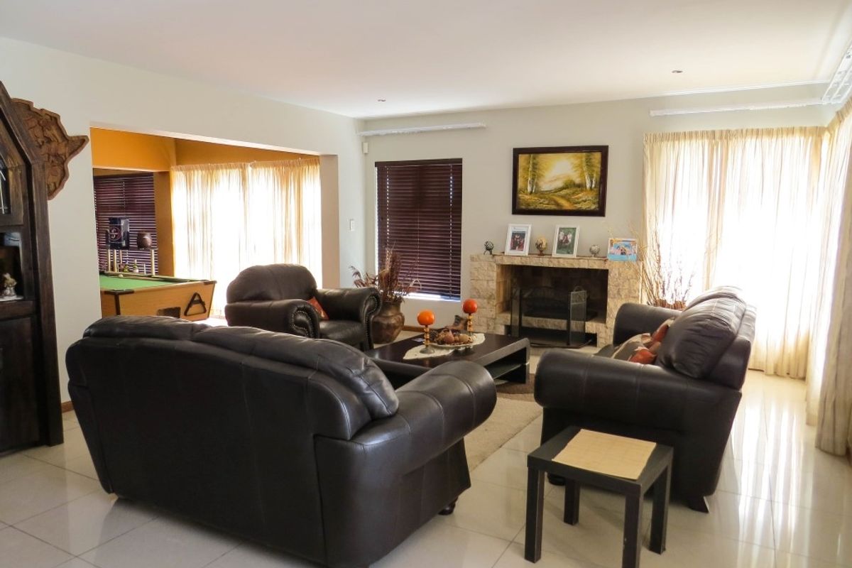 SPACIOUS 4 BEDROOM HOME SWAKOPMUND - Photo 3