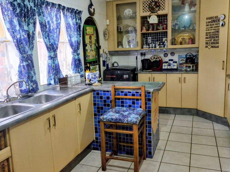 "Family Paradise: Pool, Solar & Spacious!" - Photo 7