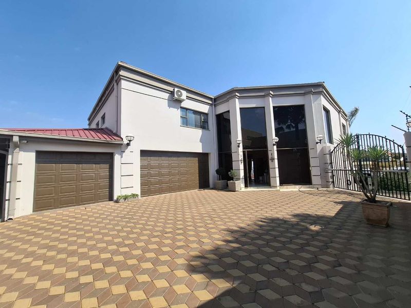 Exceptional home with breathtaking views - Photo 6