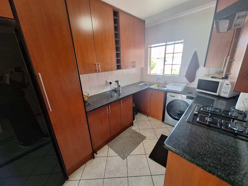 LIVE THE LIFE - Photo 6