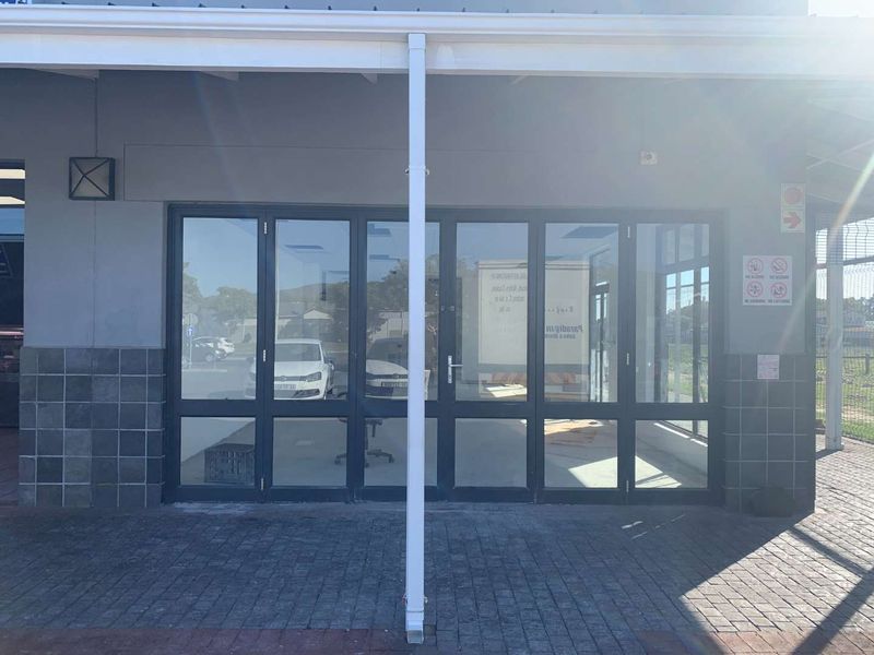 Prime Retail Space: Boost Your Business in a Bustling Center - Photo 3