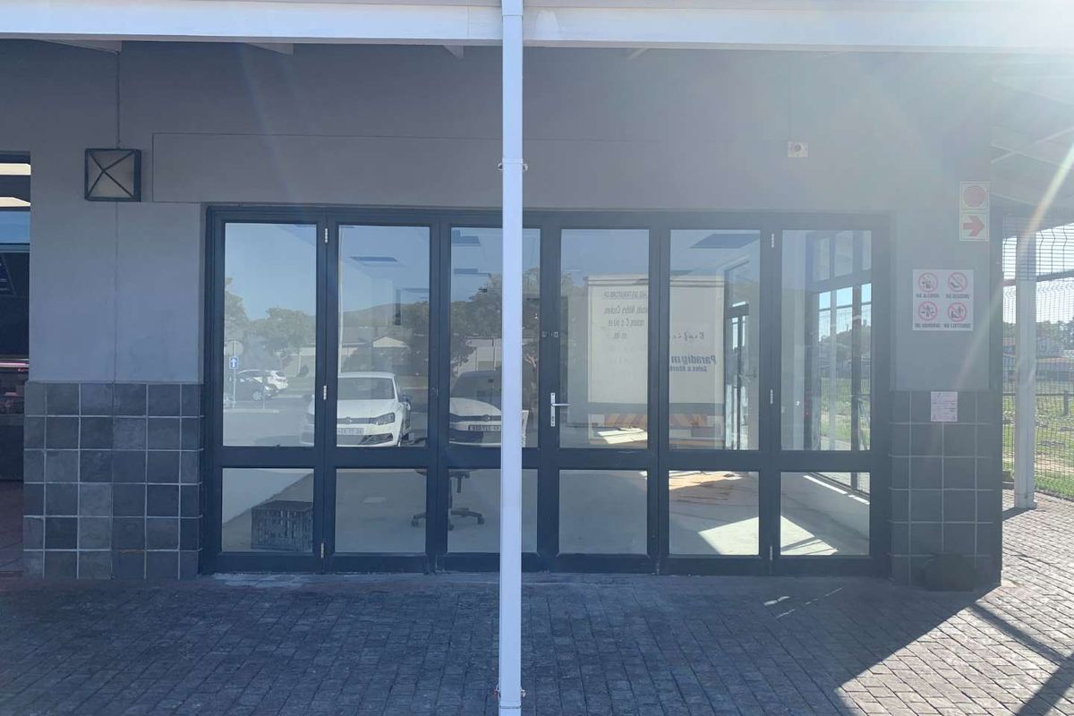 Prime Retail Space: Boost Your Business in a Bustling Center - Photo 3