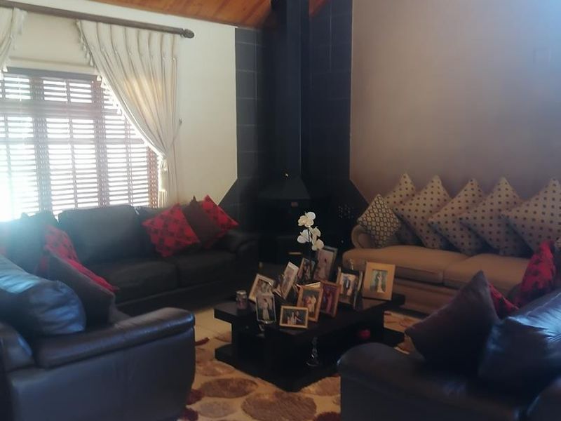 Beautiful face brick marvel awaits! - Photo 2