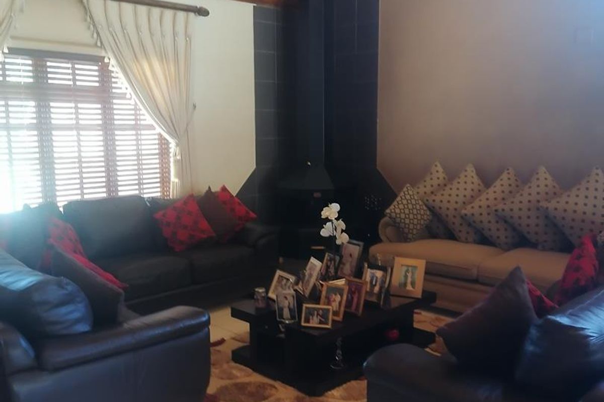 Beautiful face brick marvel awaits! - Photo 2