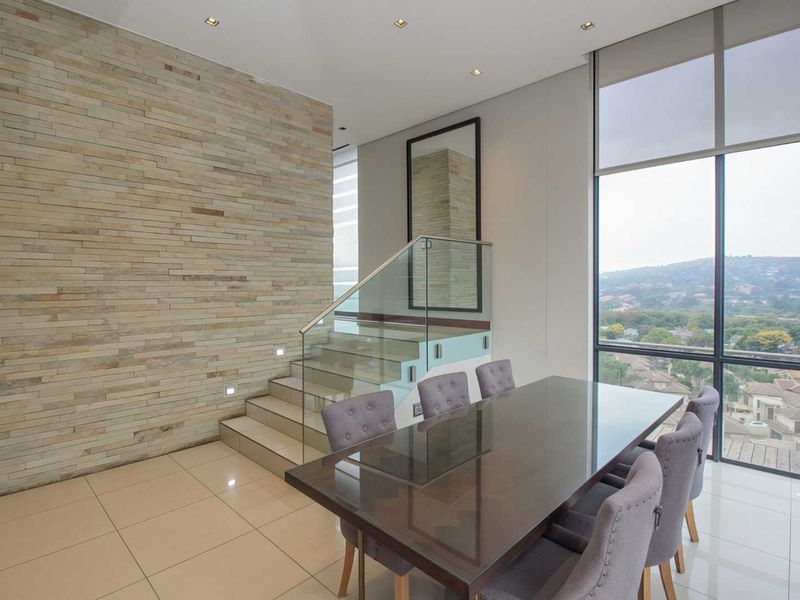 SKY HIGH SOPHISTICATION. Penthouse Living above it all - Photo 10